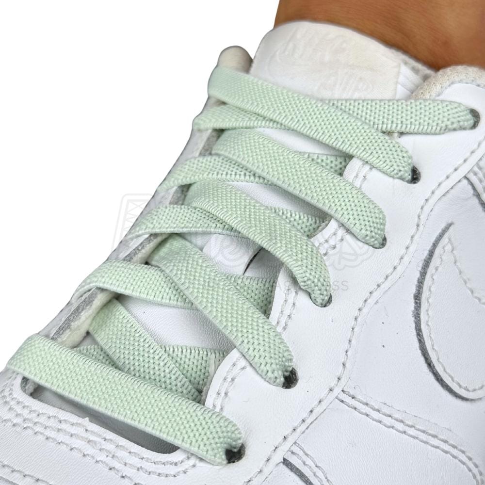 Elastische veters onzichtbaar strikken plat 9mm onzichtbare clipjes lichtgroen geregen in witte Nike Air Force 1