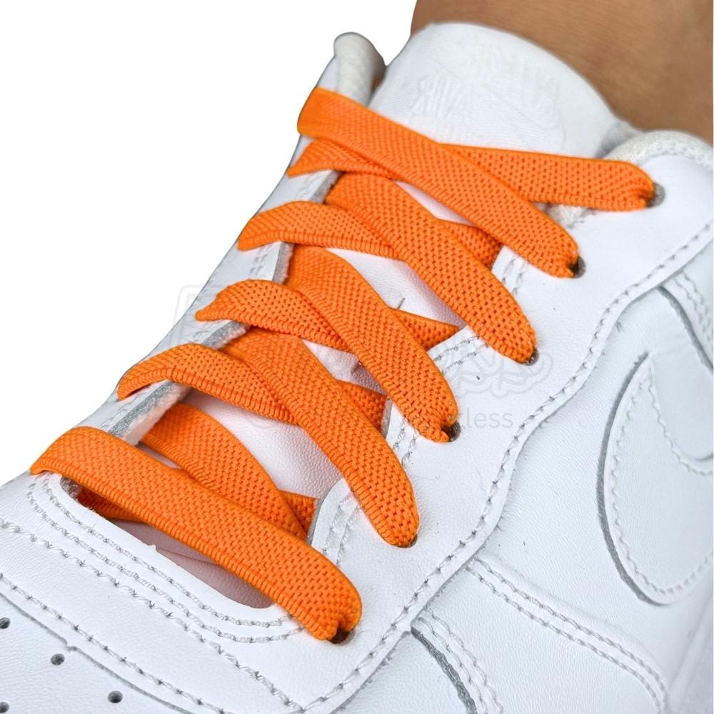 Elastische veters onzichtbaar strikken plat 9mm onzichtbare clipjes oranje geregen in witte Nike Air Force 1