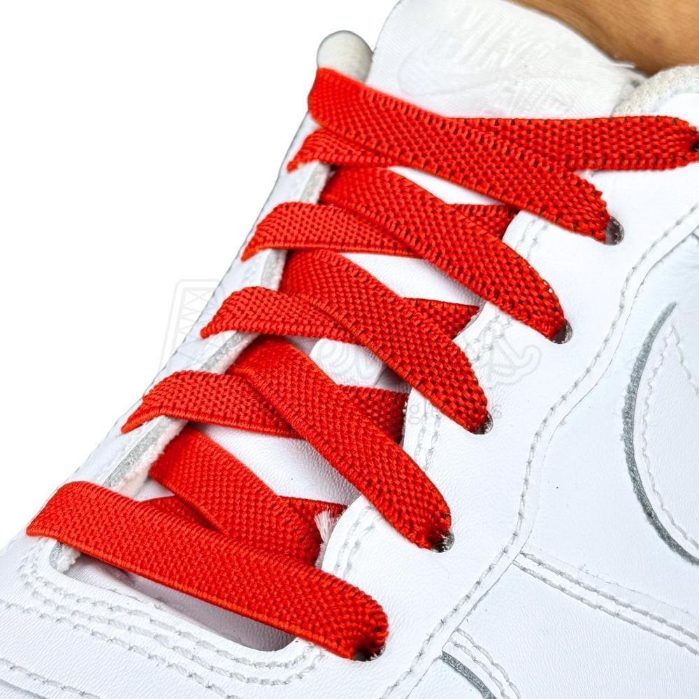 Elastische veters onzichtbaar strikken plat 9mm onzichtbare clipjes rood geregen in witte Nike Air Force 1