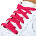 Elastische veters onzichtbaar strikken plat 9mm onzichtbare clipjes rozenrood geregen in witte Nike Air Force 1