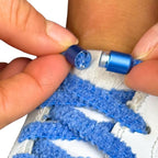 Elastische veters zonder strikken fluffy 7mm capsule sluiting blauw detailfoto van hoe de sluiting werkt