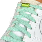 Elastische veters zonder strikken fluffy 7mm capsule sluiting hemelsblauw geregen in witte Nike Air Force 1