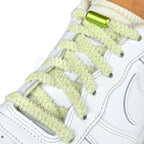 Elastische veters zonder strikken fluffy 7mm capsule sluiting lichtgroen geregen in witte Nike Air Force 1