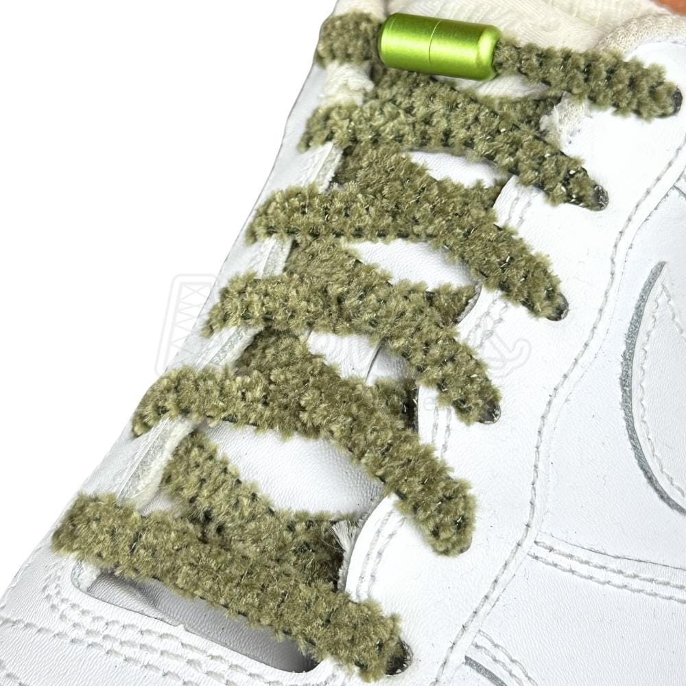 Elastische veters zonder strikken fluffy 7mm capsule sluiting mosgroen geregen in witte Nike Air Force 1