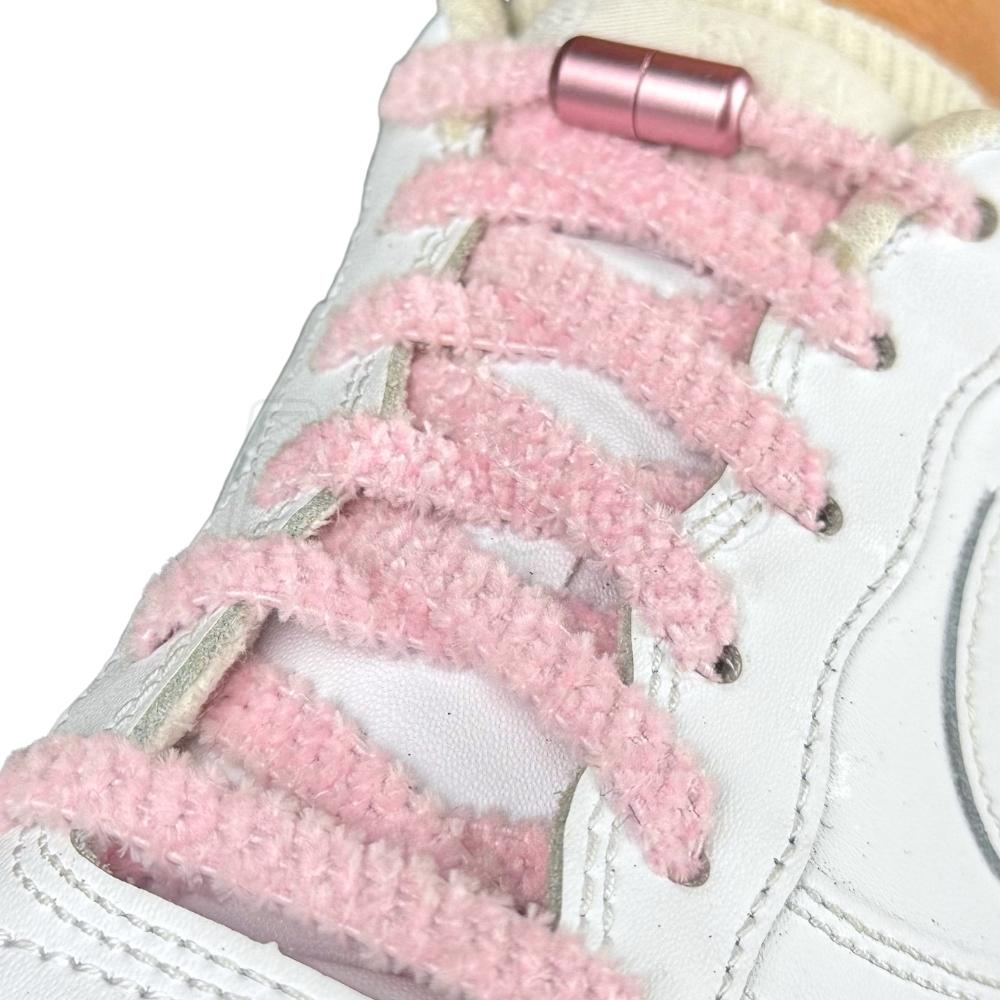 Elastische veters zonder strikken fluffy 7mm capsule sluiting roze geregen in witte Nike Air Force 1
