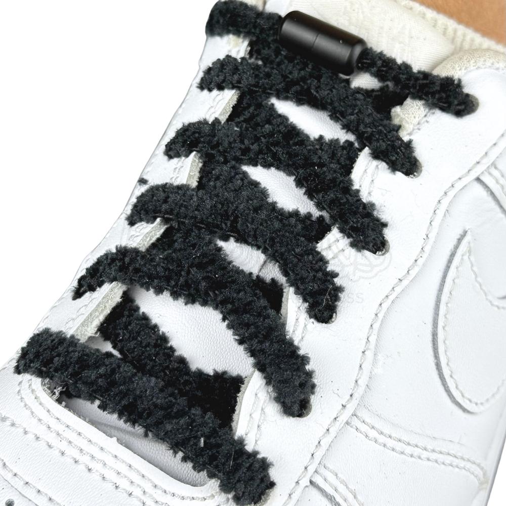 Elastische veters zonder strikken fluffy 7mm capsule sluiting zwart geregen in witte Nike Air Force 1