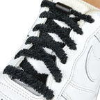 Elastische veters zonder strikken fluffy 7mm capsule sluiting zwart geregen in witte Nike Air Force 1