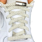 Elastische veters zonder strikken fluffy 7mm magnetische sluiting beige met stretch uitgerekt