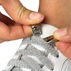 Elastische veters zonder strikken fluffy 7mm magnetische sluiting grijs detailfoto van hoe de sluiting werkt