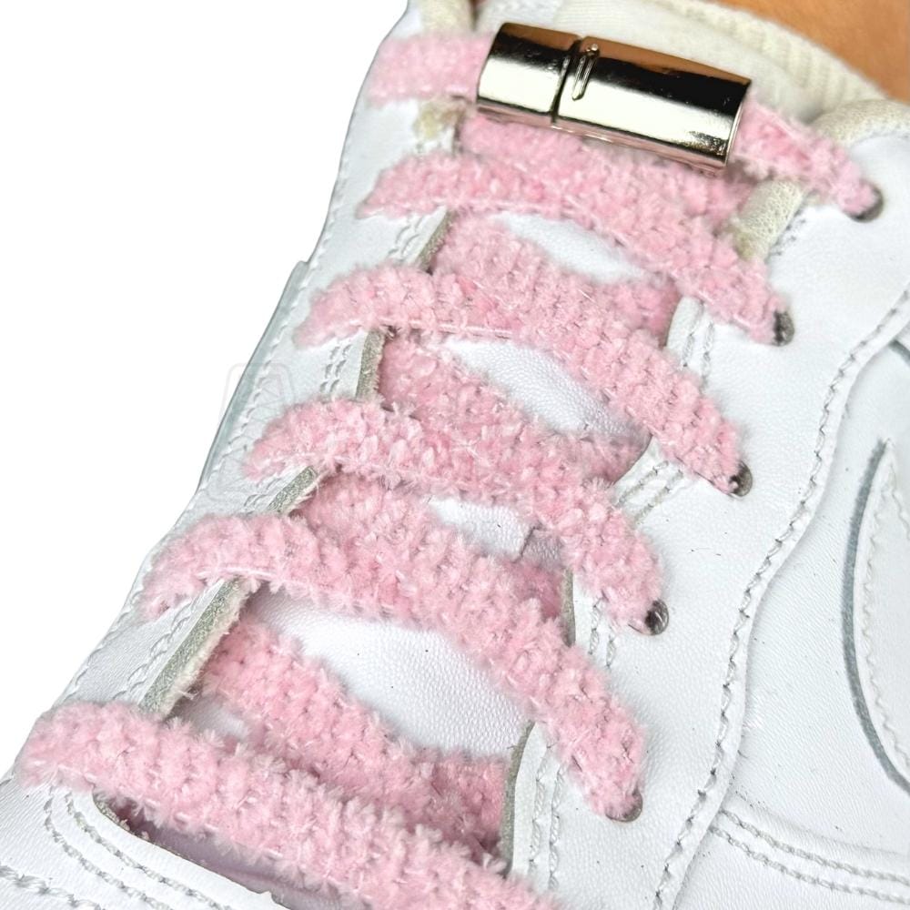 Elastische veters zonder strikken fluffy 7mm magnetische sluiting roze geregen in witte Nike Air Force 1