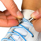 Elastische veters zonder strikken driehoek 3mm capsule sluiting blauw wit detailfoto van hoe de sluiting werkt