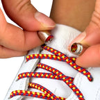 Elastische veters zonder strikken driehoek 3mm capsule sluiting rood geel paars detailfoto van hoe de sluiting werkt