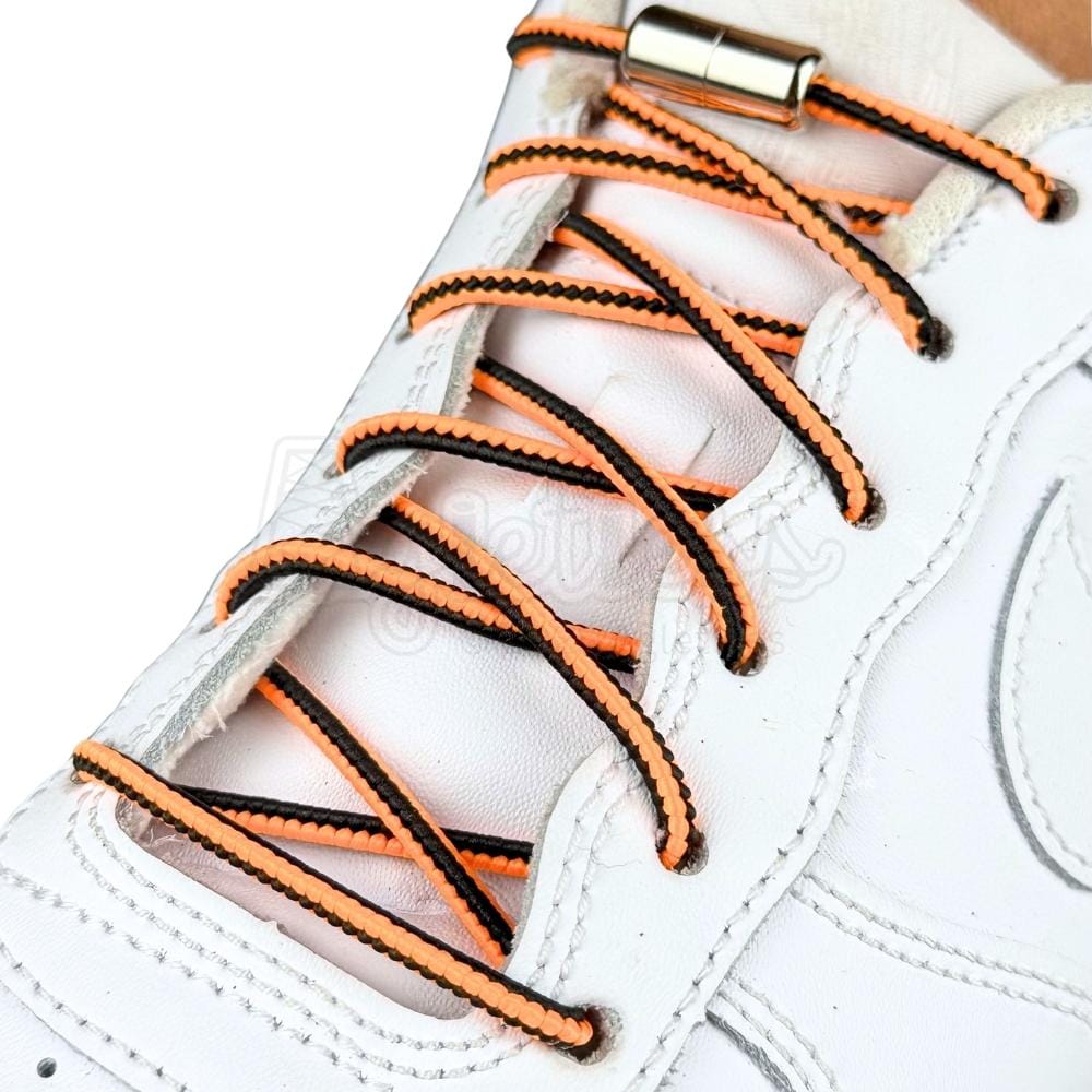 Elastische veters zonder strikken driehoek 3mm capsule sluiting zwart oranje geregen in witte Nike Air Force 1