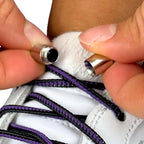 Elastische veters zonder strikken driehoek 3mm capsule sluiting zwart paars detailfoto van hoe de sluiting werkt