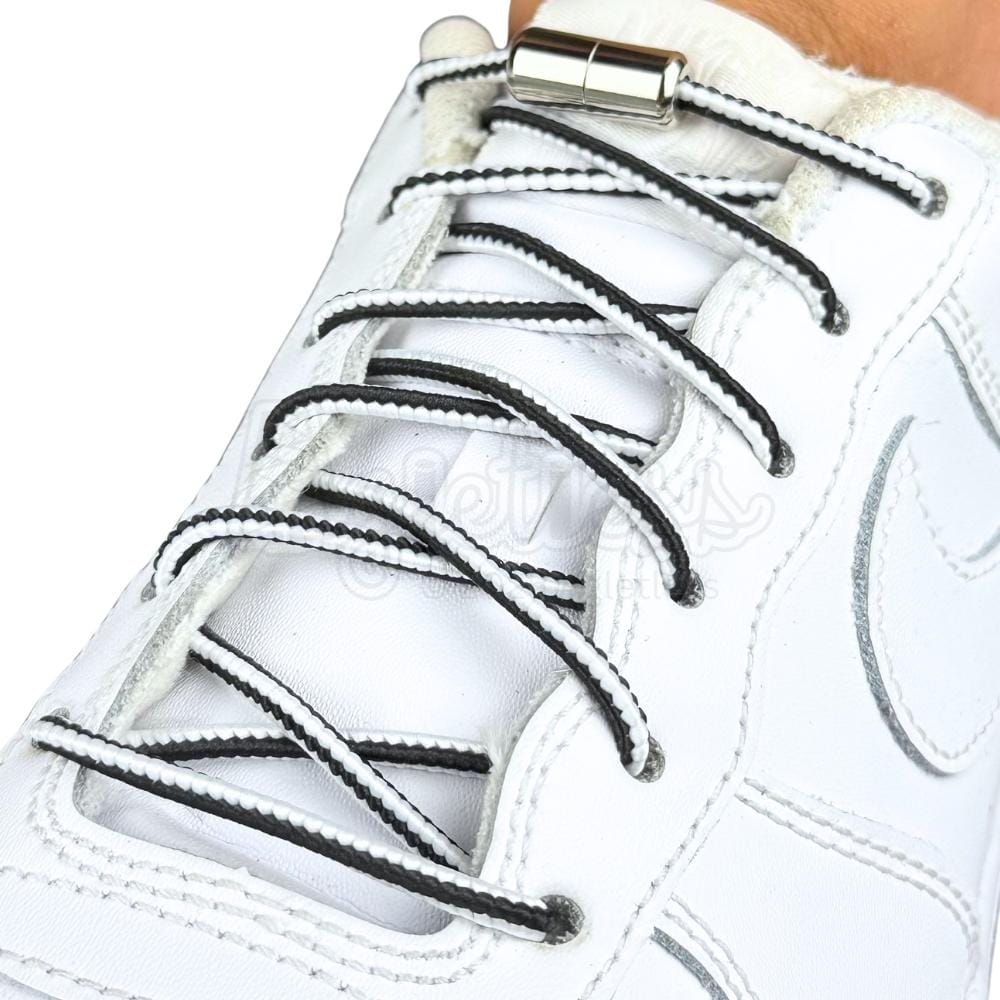 Elastische veters zonder strikken driehoek 3mm capsule sluiting zwart wit geregen in witte Nike Air Force 1