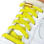Elastische veters zonder strikken fluffy 7mm capsule sluiting geel geregen in witte Nike Air Force 1