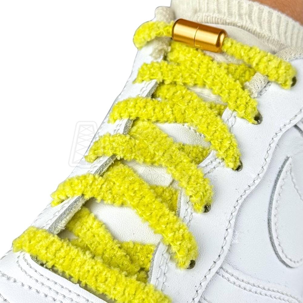 Elastische veters zonder strikken fluffy 7mm capsule sluiting geel geregen in witte Nike Air Force 1