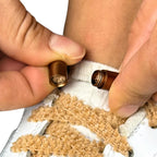 Elastische veters zonder strikken fluffy 7mm capsule sluiting lichtbruin detailfoto van hoe de sluiting werkt