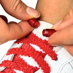 Elastische veters zonder strikken fluffy 7mm capsule sluiting rood detailfoto van hoe de sluiting werkt