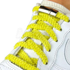 Elastische veters zonder strikken fluffy 7mm magnetische sluiting geel geregen in witte Nike Air Force 1