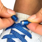 Elastische veters zonder strikken glitter 6mm capsule sluiting blauw detailfoto van hoe de sluiting werkt