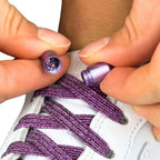 Elastische veters zonder strikken glitter 6mm capsule sluiting paars detailfoto van hoe de sluiting werkt