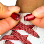 Elastische veters zonder strikken glitter 6mm capsule sluiting rood detailfoto van hoe de sluiting werkt