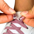 Elastische veters zonder strikken glitter 6mm capsule sluiting roze detailfoto van hoe de sluiting werkt