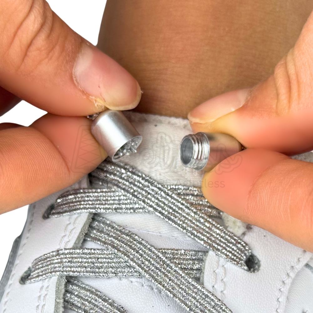 Elastische veters zonder strikken glitter 6mm capsule sluiting zilver detailfoto van hoe de sluiting werkt