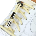 Elastische veters zonder strikken ovaal 4mm luxe lock beige geregen in witte Nike Air Force 1