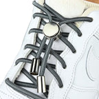 Elastische veters zonder strikken ovaal 4mm luxe lock donkergrijs geregen in witte Nike Air Force 1