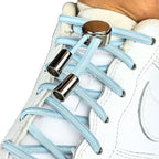 Elastische veters zonder strikken ovaal 4mm luxe lock lichtblauw geregen in witte Nike Air Force 1