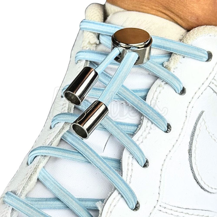 Elastische veters zonder strikken ovaal 4mm luxe lock lichtblauw geregen in witte Nike Air Force 1