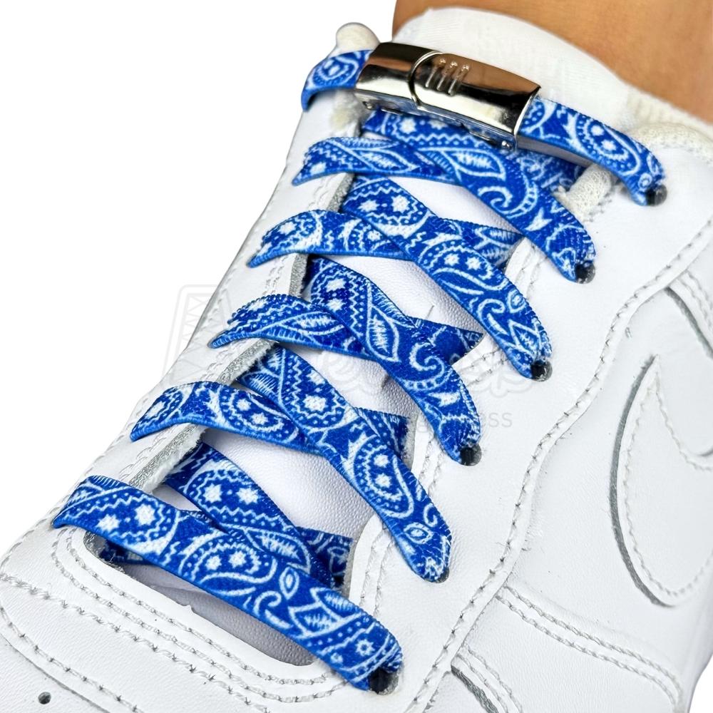 Elastische veters zonder strikken paisley 9mm magnetische sluiting blauw wit geregen in witte Nike Air Force 1