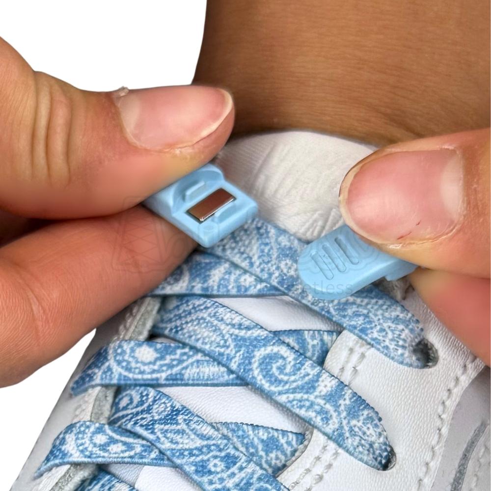 Elastische veters zonder strikken paisley 9mm magnetische sluiting hemelsblauw wit detailfoto van hoe de sluiting werkt