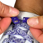 Elastische veters zonder strikken paisley 9mm magnetische sluiting paars wit detailfoto van hoe de sluiting werkt