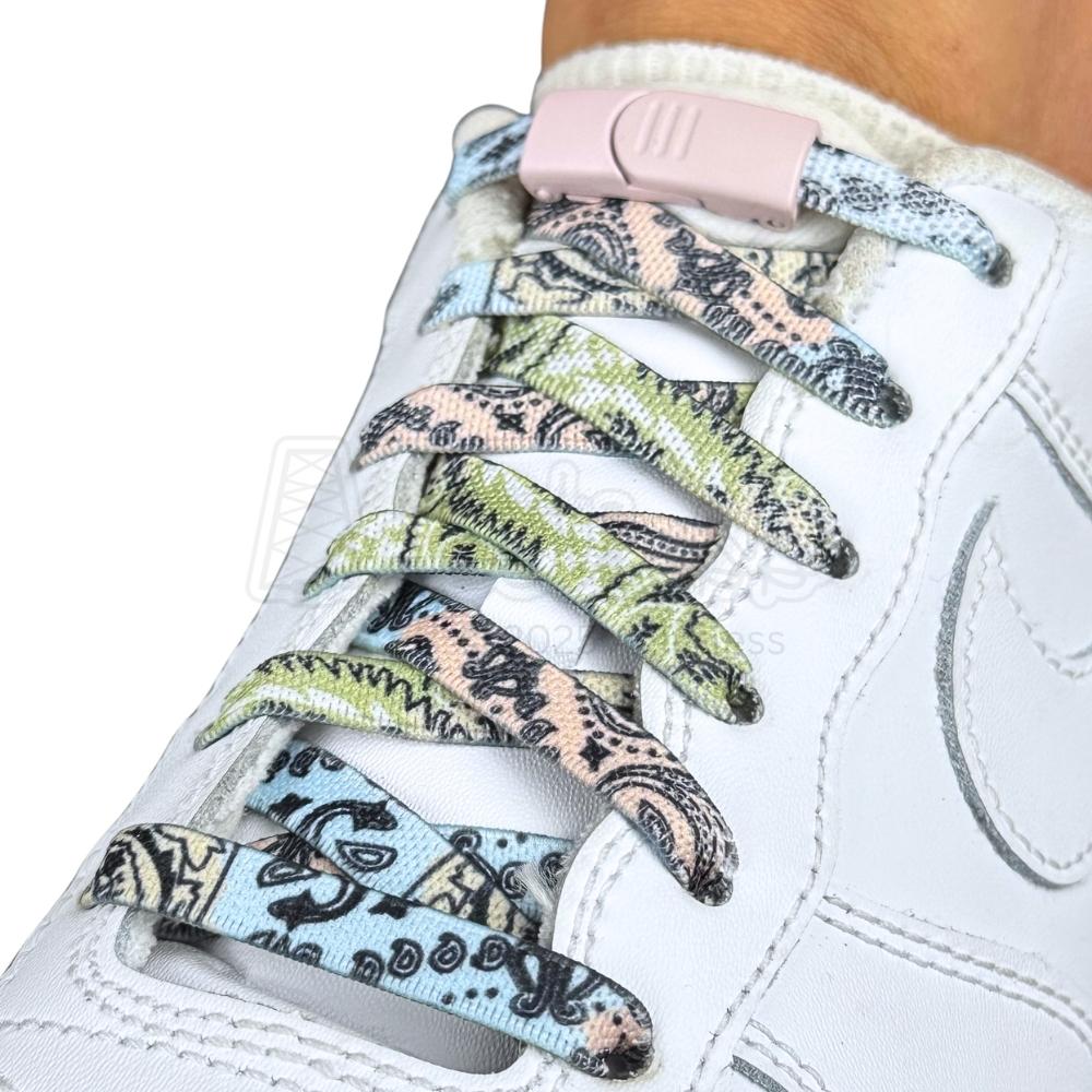 Elastische veters zonder strikken paisley 9mm magnetische sluiting roze blauw groen geregen in witte Nike Air Force 1