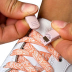 Elastische veters zonder strikken paisley 9mm magnetische sluiting roze wit detailfoto van hoe de sluiting werkt