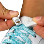 Elastische veters zonder strikken paisley 9mm magnetische sluiting turquoise wit detailfoto van hoe de sluiting werkt