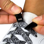 Elastische veters zonder strikken paisley 9mm magnetische sluiting zwart wit detailfoto van hoe de sluiting werkt