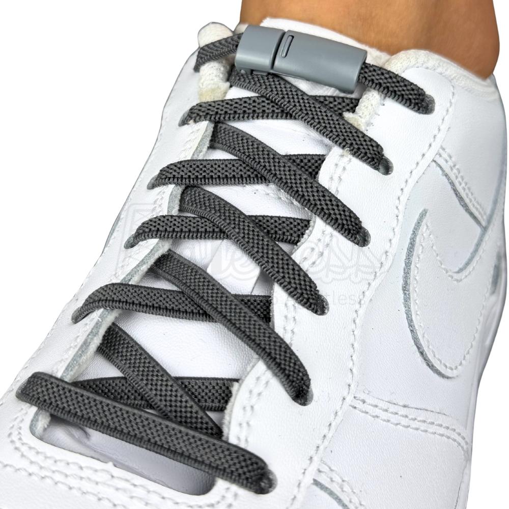 Elastische veters zonder strikken plat 6mm magnetische sluiting antraciet geregen in witte Nike Air Force 1