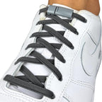 Elastische veters zonder strikken plat 6mm magnetische sluiting antraciet geregen in witte Nike Air Force 1