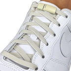 Elastische veters zonder strikken plat 6mm magnetische sluiting beige geregen in witte Nike Air Force 1
