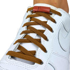 Elastische veters zonder strikken plat 6mm magnetische sluiting bruin geregen in witte Nike Air Force 1