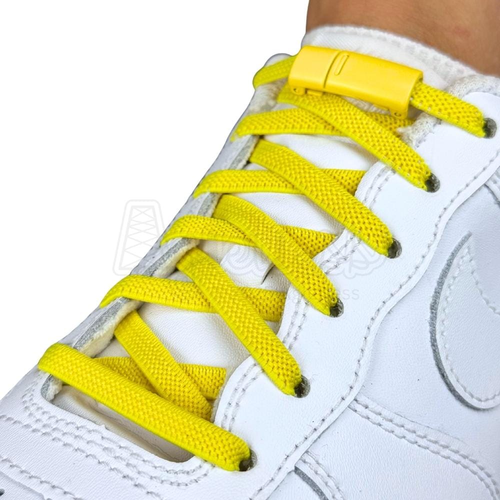 Elastische veters zonder strikken plat 6mm magnetische sluiting geel geregen in witte Nike Air Force 1