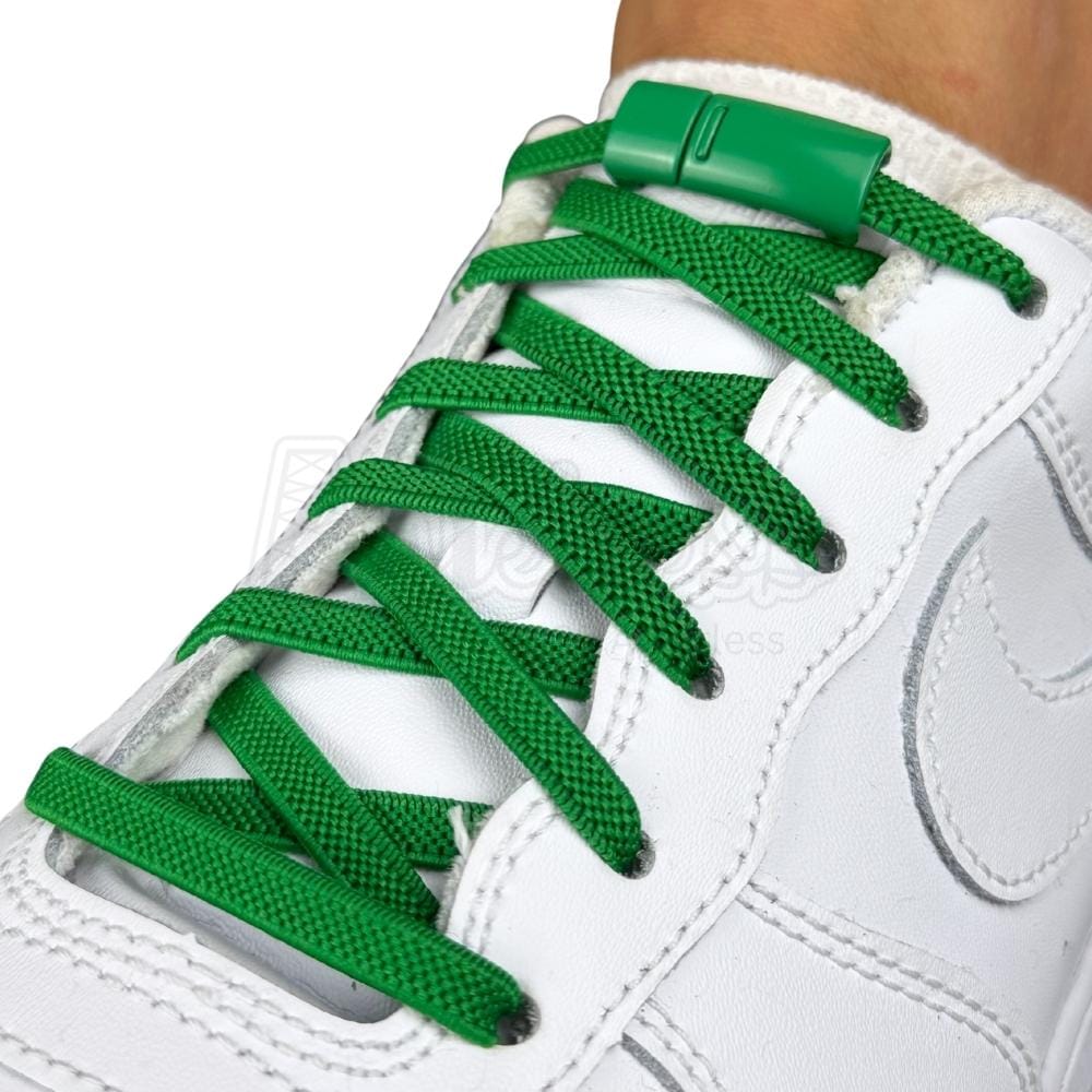 Elastische veters zonder strikken plat 6mm magnetische sluiting groen geregen in witte Nike Air Force 1