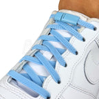 Elastische veters zonder strikken plat 6mm magnetische sluiting hemelsblauw geregen in witte Nike Air Force 1