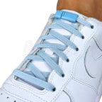 Elastische veters zonder strikken plat 6mm magnetische sluiting lichtblauw geregen in witte Nike Air Force 1