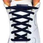 Elastische veters zonder strikken plat 6mm magnetische sluiting marineblauw met stretch uitgerekt