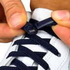 Elastische veters zonder strikken plat 6mm magnetische sluiting marineblauw detailfoto van hoe de sluiting werkt